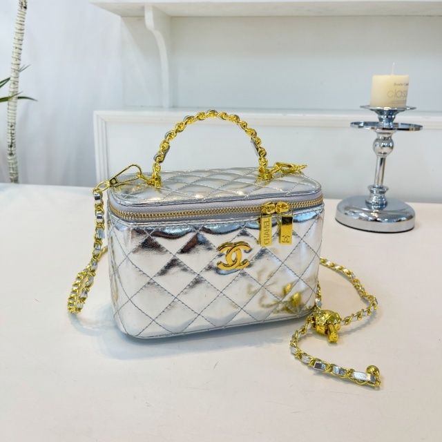 Luxury Fashion Chained Makeup Bags
