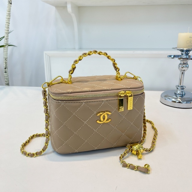 Luxury Fashion Chained Makeup Bags