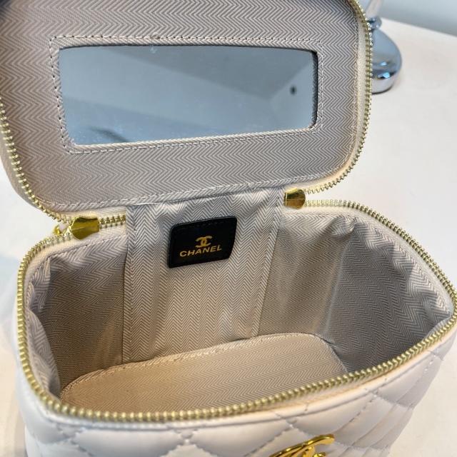 Luxury Fashion Chained Makeup Bags