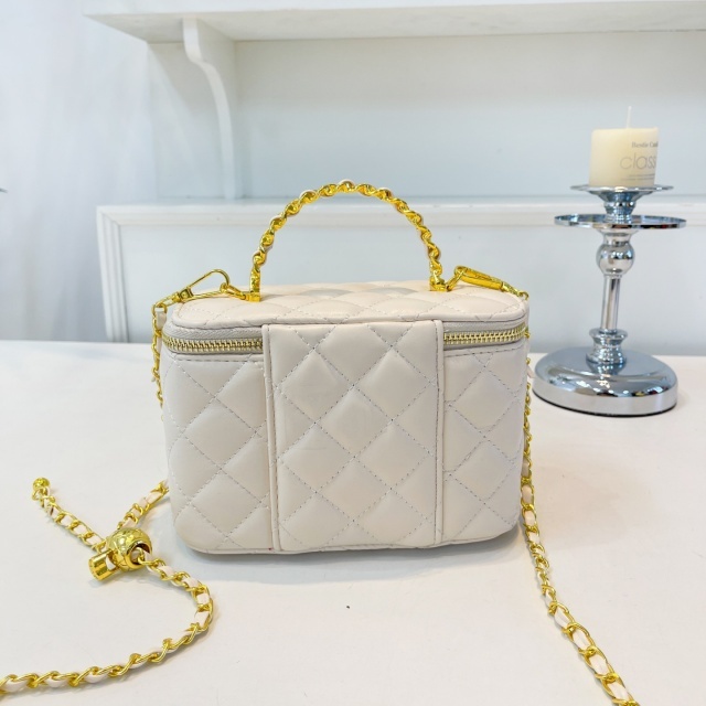 Luxury Fashion Chained Makeup Bags