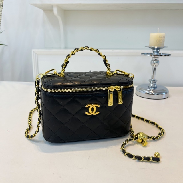 Luxury Fashion Chained Makeup Bags