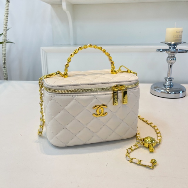 Luxury Fashion Chained Makeup Bags