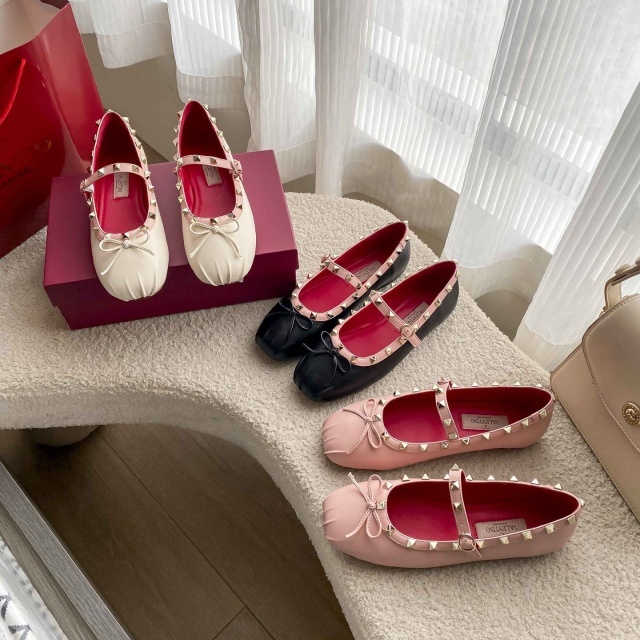 Luxury Fashion Rivets Women Flat Shoes