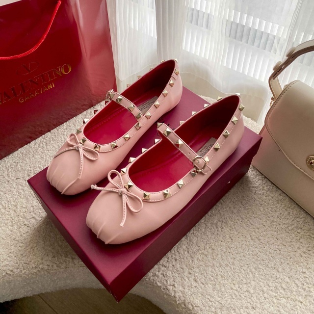 Luxury Fashion Rivets Women Flat Shoes