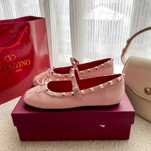 Luxury Fashion Rivets Women Flat Shoes