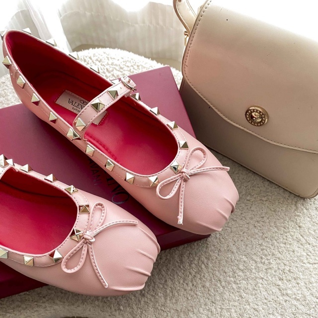 Luxury Fashion Rivets Women Flat Shoes