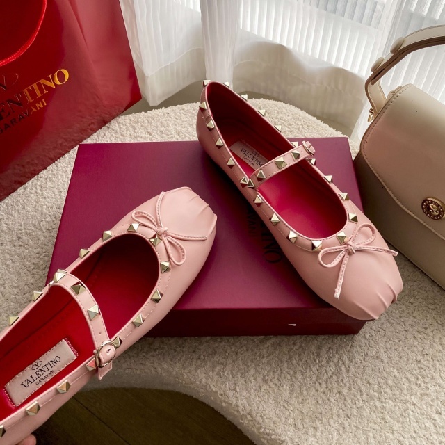 Luxury Fashion Rivets Women Flat Shoes