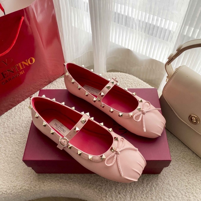 Luxury Fashion Rivets Women Flat Shoes