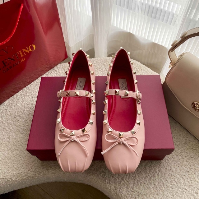 Luxury Fashion Rivets Women Flat Shoes