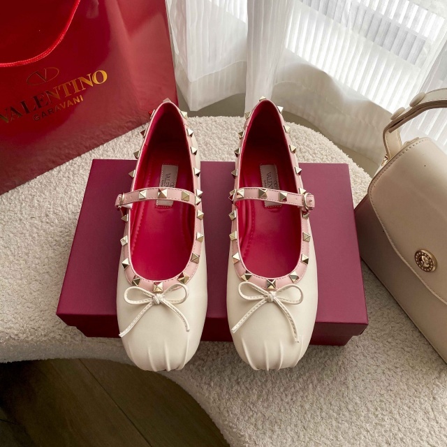 Luxury Fashion Rivets Women Flat Shoes