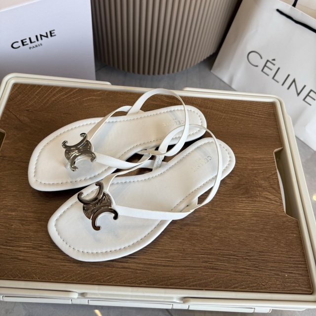 Metal Logo Beach Flip-Flops Sandals