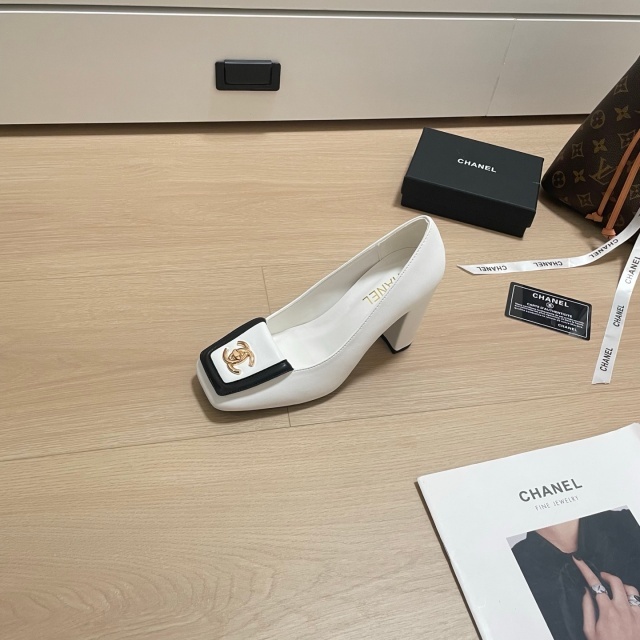 Metal Logo Leather Fashion Women Pumps Shoes