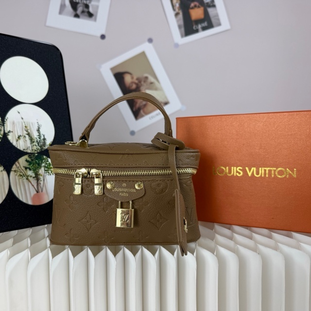 Chained Leather Fashion Makeup Bags