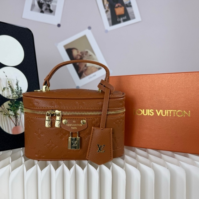 Chained Leather Fashion Makeup Bags