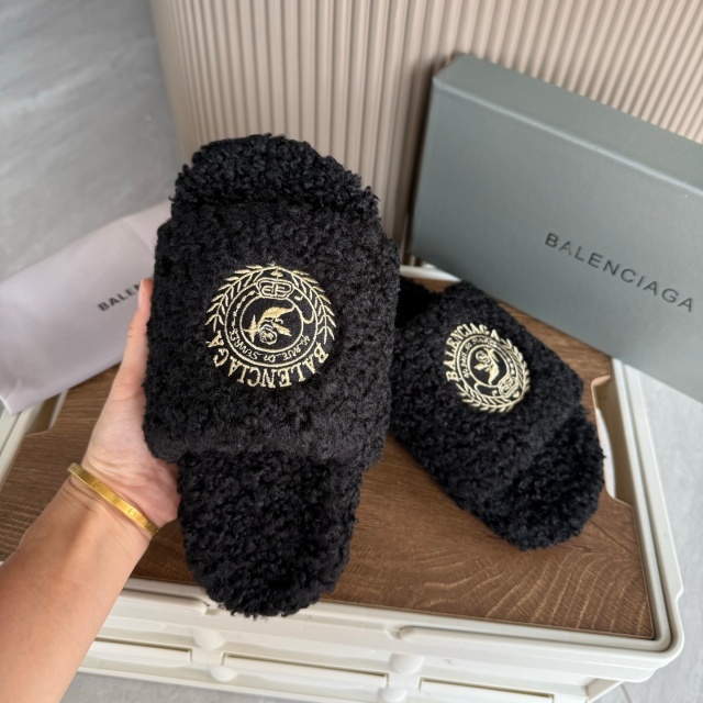 Winter Fashion Furry Couple Slides
