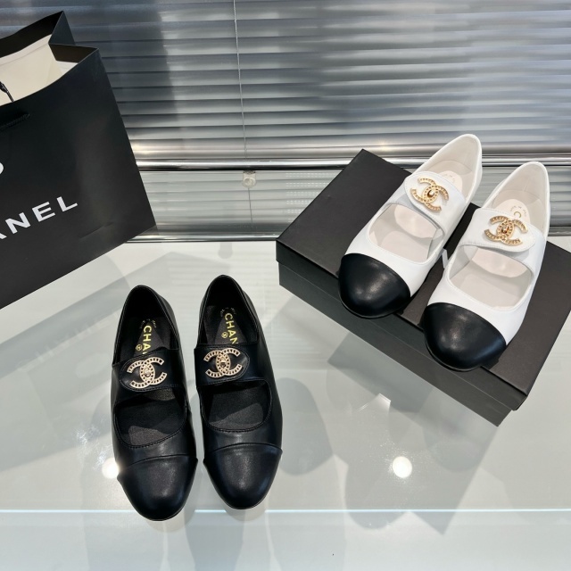 Metal Logo Leather Fashion Hollow Out Pumps Shoes