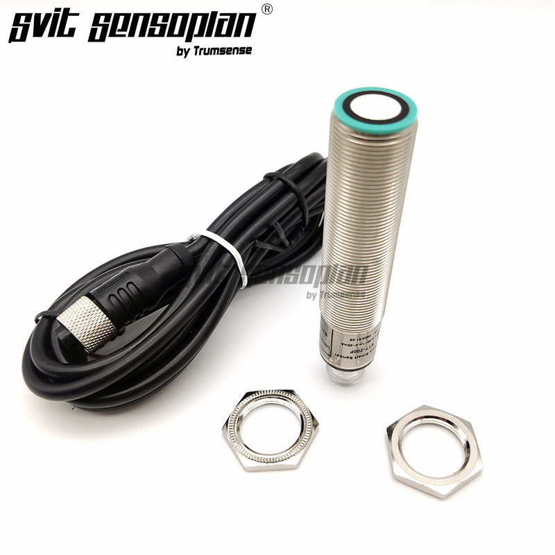 Detector de distancia ultrasónico Trumsense con salida de 4 a 20 mA, aplicado para medir el nivel de productos químicos, aceite, leche o agua presentes en el tanque, con un rango de 60 mm a 1000 mm, alimentación de 10 a 30 V y precisión del 0,3 %.