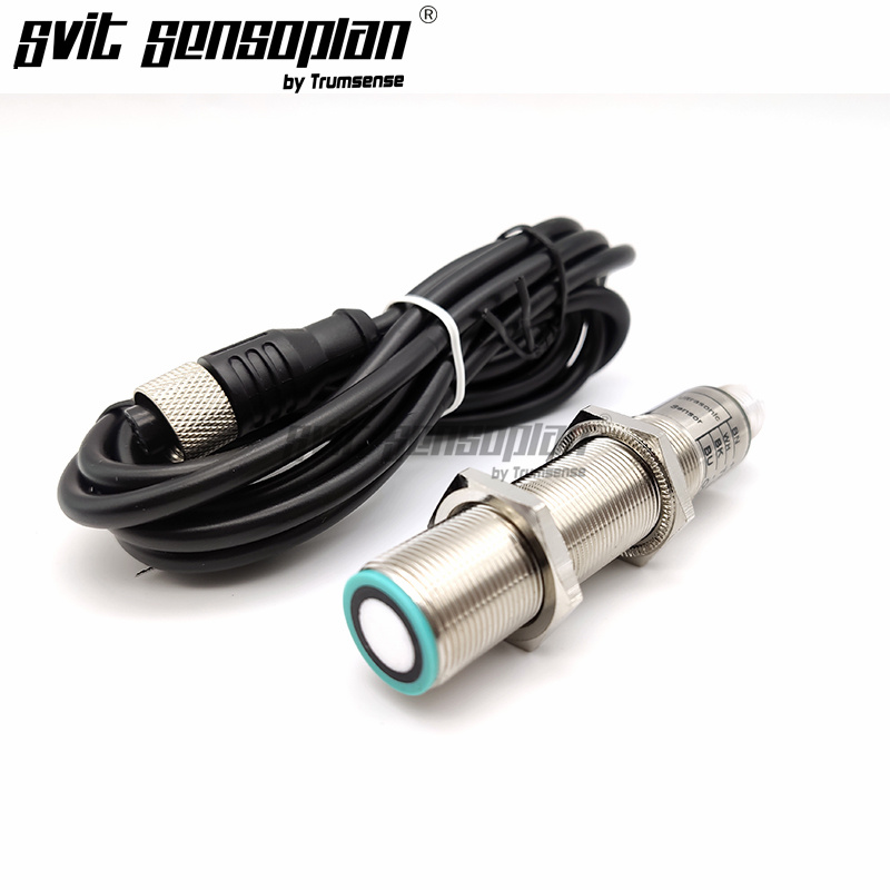 Detector de distancia ultrasónico Trumsense con salida de 4 a 20 mA, aplicado para medir el nivel de productos químicos, aceite, leche o agua presentes en el tanque, con un rango de 60 mm a 1000 mm, alimentación de 10 a 30 V y precisión del 0,3 %.