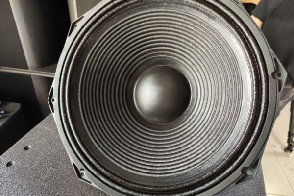 Why do Sinbosen speakers use polyurea paint? What are the advantages of polyurea paint?