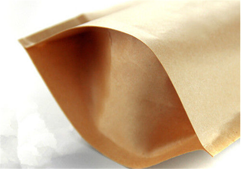 リサイクル可能なウィンドウとジッパー付き茶色のクラフト紙袋を立てる