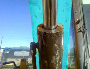 What should I do if the hydraulic cylinder of the excavator leaks oil? See here to know!