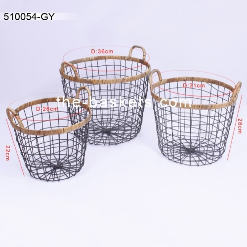 Wire basket with water hyacinth rim