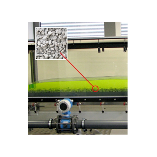 Fondo de canal con piedras de guijarros, banco de trabajo educativo, equipo escolar, equipo de experimentación en mecánica de fluidos.