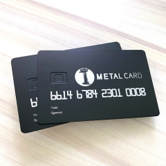 Cartão de visita preto fosco que parece um cartão de crédito