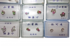 6 pr RHODIUME STUDS WITH COL STONE INSETS IN PVC GIFT BOX