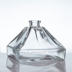 Botella de vidrio de pirámide de 500 ml con tapa de corcho