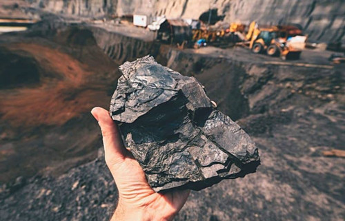 Graphite: A mineral with extreme properties and many uses