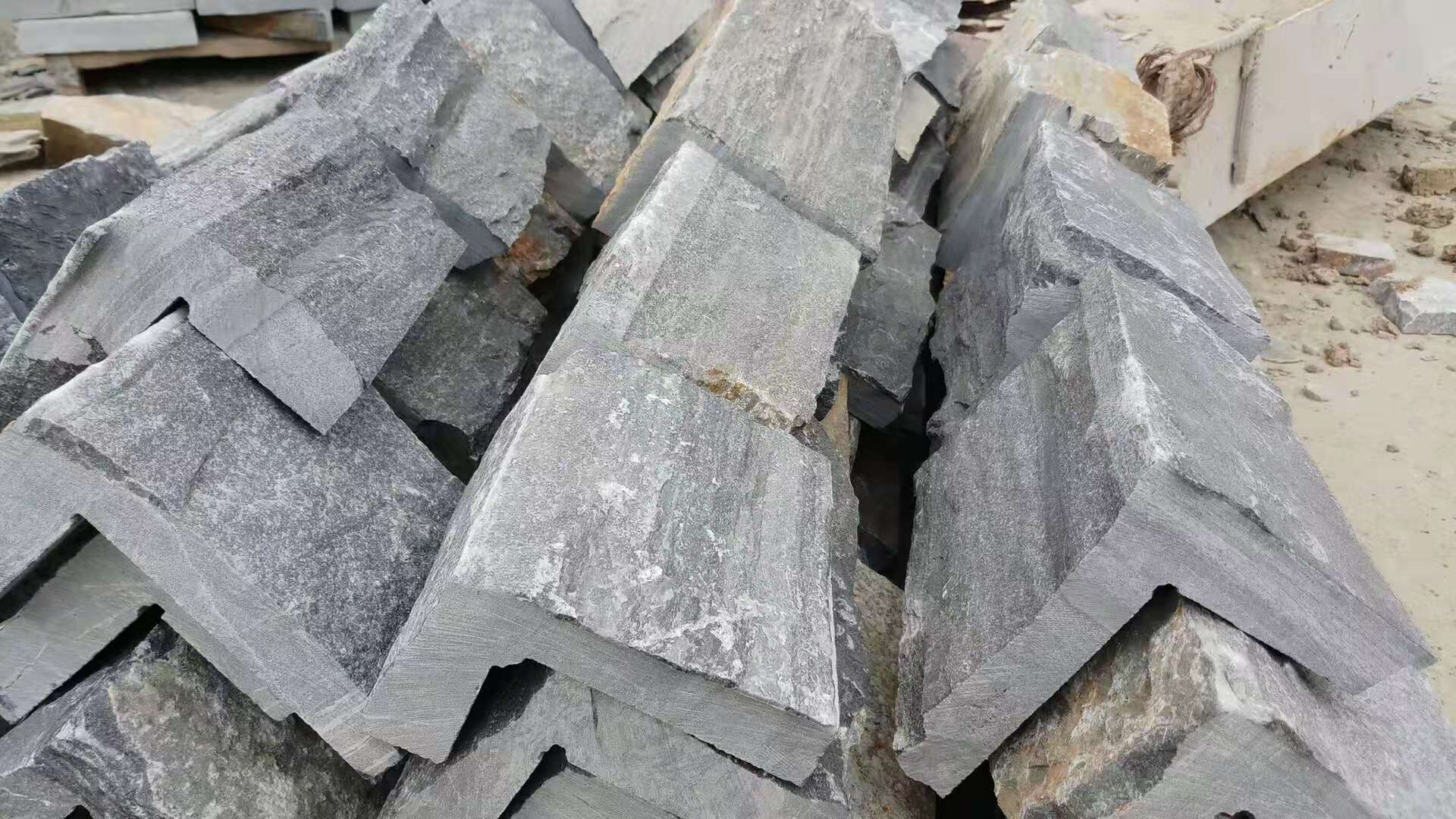 Blue-quartzite loose stone culture stone veneer.jpg