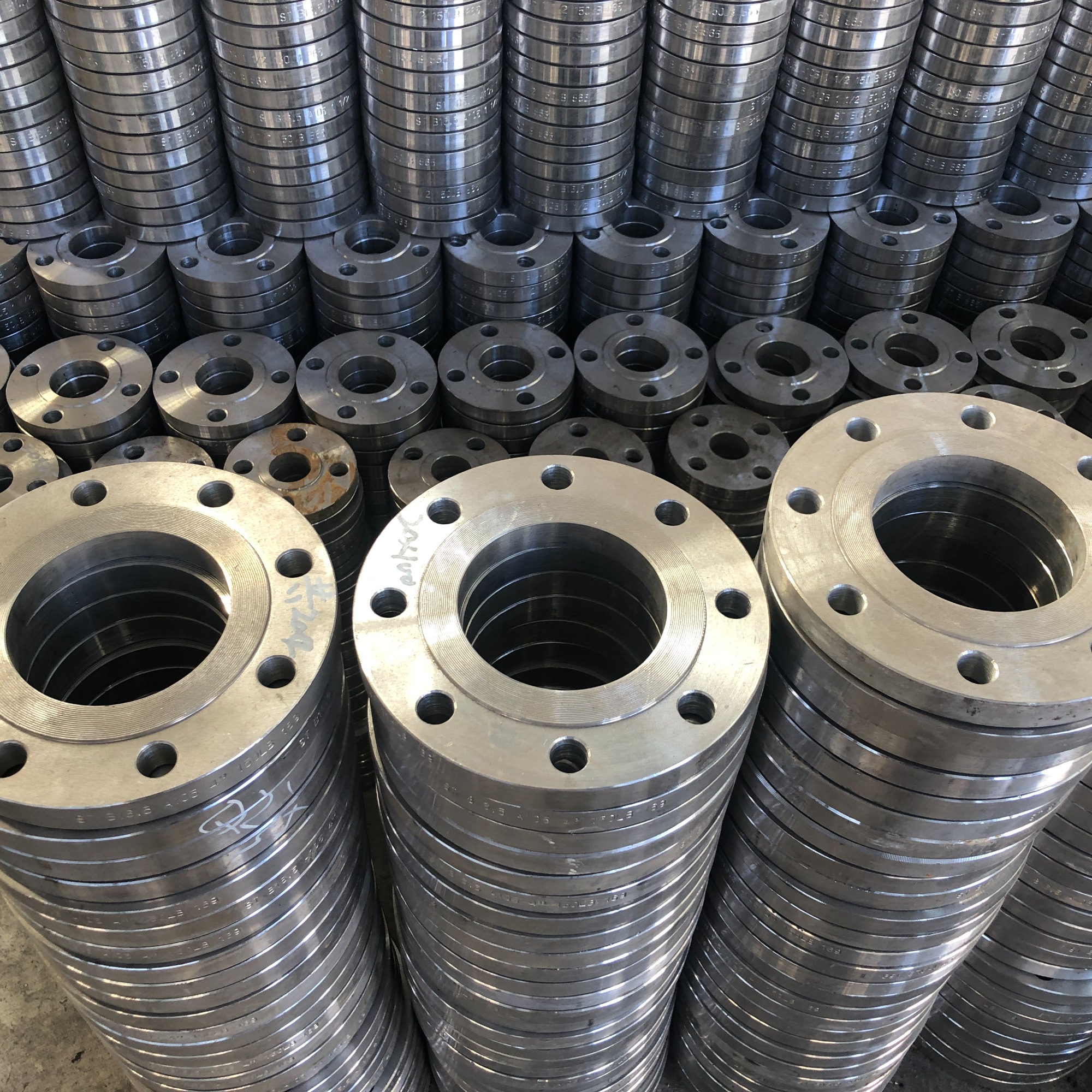 What are the methods to prevent carbon steel flanges from rusting?