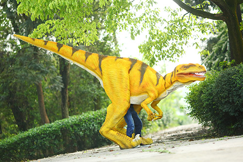 Modelo de velociraptor disfraz de dinosaurio caminando