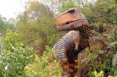 estatua mecánica de dinosaurio