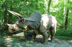 Modelo de triceratops dinámico realista para parque