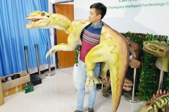 Los niños interactivos juegan marionetas de dinosaurio