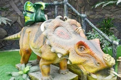 Paseo de dinosaurio animatrónico simulado de tamaño natural