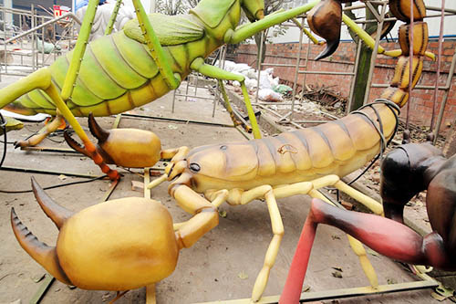 Insecto animatrónico de la langosta de goma del patio de recreo