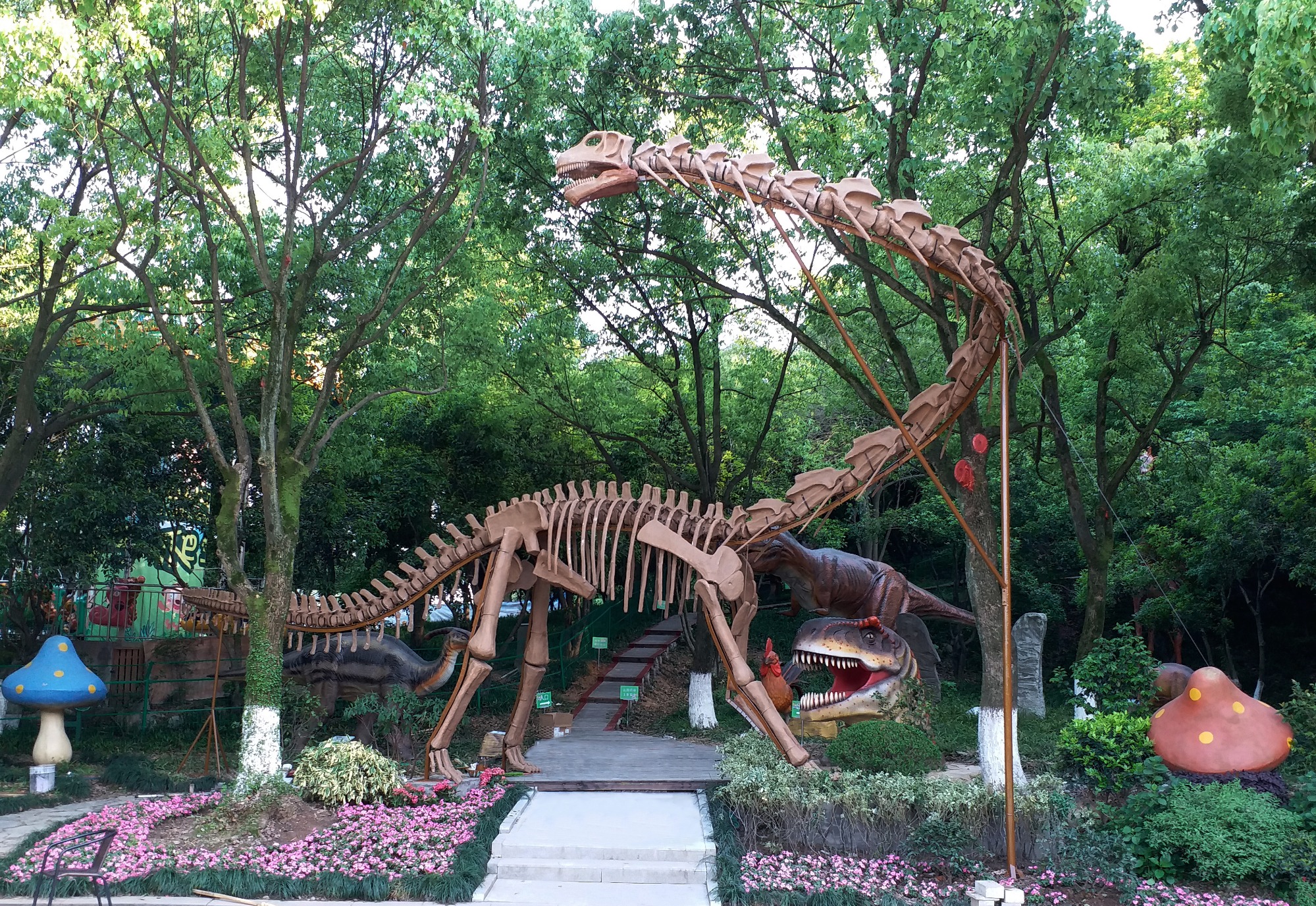 life size dinosaur exhibit