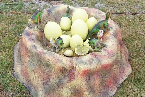 Escultura de huevo de dinosaurio de fibra de vidrio