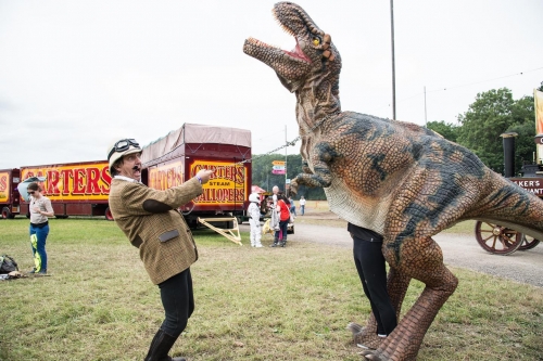 Disfraz de T-rex ambulante para evento