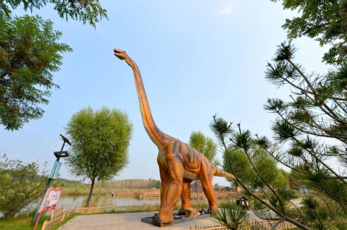 Modelo de dinosaurio de cuello largo realista mecánico