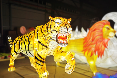 Modelo de iluminación de tigre de linterna animal atractivo