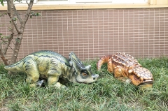 Marioneta de mano dinosaurio animatronic Triceratops bebé