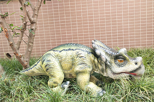 Marioneta de mano dinosaurio animatronic Triceratops bebé