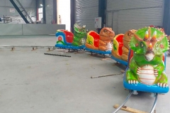 Paseo en tren de fibra de vidrio Dinosaurio de dibujos animados