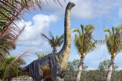 Modelo de dinosaurio de cuello largo realista mecánico