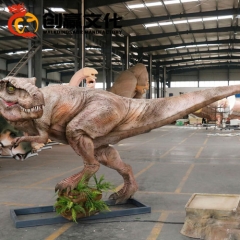 Modelo de dinosaurio de tamaño natural del parque de atracciones