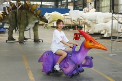 Niños que caminan paseos en dinosaurios coches de dinosaurios